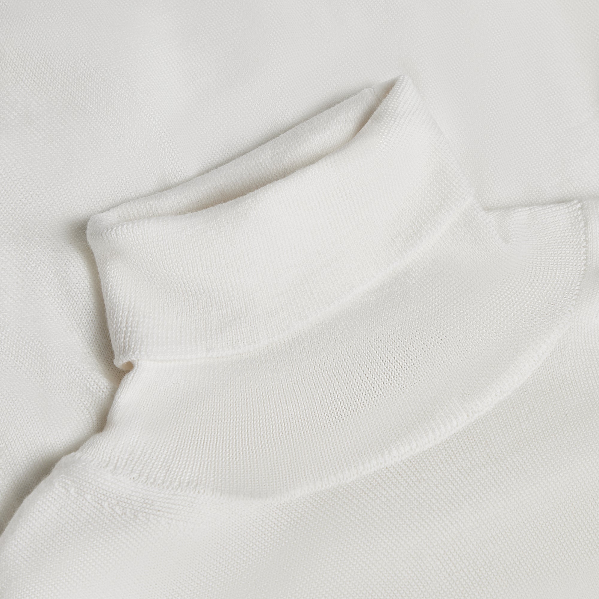 Super Merino Turtle Neck Solid Sweater